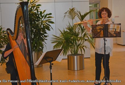 Barbara Bardach (links) und Anja Goeke (rechts) eröffneten die Ausstellung mit der Musik zweier mittelalterlichen Tänzen. (Foto: Amt für Presse- und Öffentlichkeitsarbeit, Kreis Paderborn, Anna-Sophie Schindler)